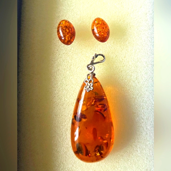 Jewelry - Amber Jewelry Set with Silver Accents